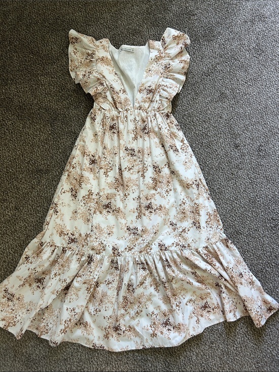 Abercrombie & Fitch Dresses & Skirts - Abercrombie & Fitch Floral Ruffle V-Neck Midi Dress in Cream and Brown